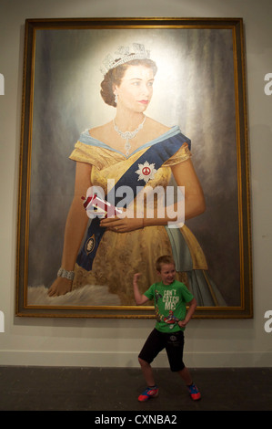 Königin mit Sprühfarbe auf der Debüt UK-Kunstausstellung von Thierry Guetta auch bekannt als Herr Gehirnwäsche bei der Sortierung Stockfoto