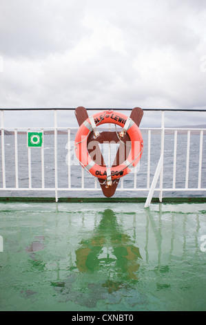 Rettungsring, lebensrettende Ring auf Caledonian MacBrayne Fähre, Schottland Stockfoto