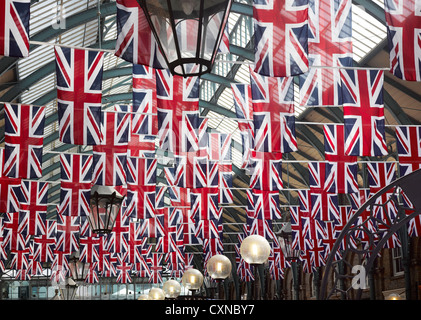 Union Jack-Flaggen in Covent Garden Market, London, UK. Stockfoto