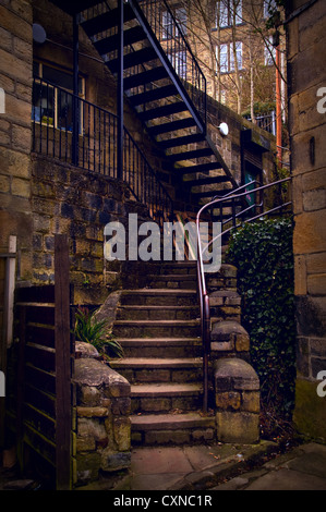 Alte Steintreppe zwischen zwei Gebäuden führt ins Obergeschoss. Stockfoto