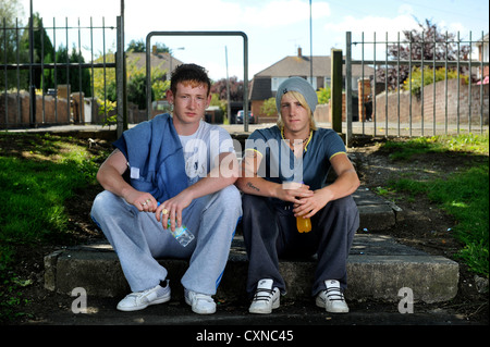 Zwei männliche Jugendliche in der Hartcliffe Bezirk von Bristol UK Stockfoto