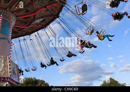 Ein Karussell dreht sich Messebesucher seitlich am Nottingham historischen Goose Fair. Nottingham, UK Stockfoto