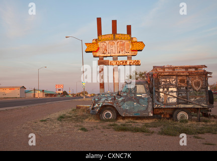 Oldtimer LKW und alte Neon unterzeichnen im Morgenlicht an Tucumcari, New Mexico. Stockfoto