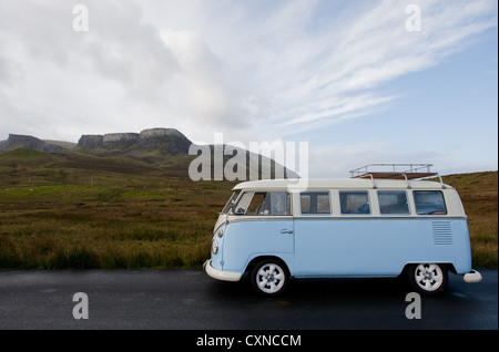 Volkswagen Wohnmobil vor der Quirang auf der Isle Of Skye, Hebriden, Schottland Stockfoto