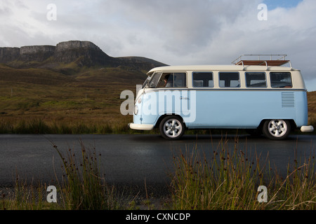 Volkswagen Wohnmobil vor der Quirang auf der Isle Of Skye, Hebriden, Schottland Stockfoto