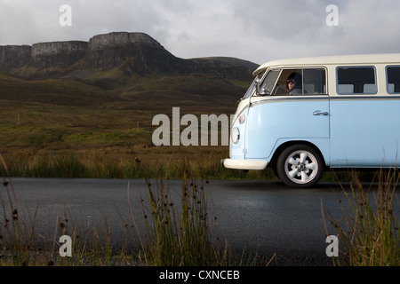 Volkswagen Wohnmobil vor der Quirang auf der Isle Of Skye, Hebriden, Schottland Stockfoto