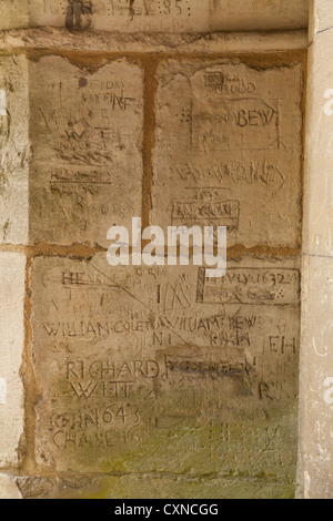 zerkratzte Namen von ehemaligen Schülern auf dem Stein rund um den Kreuzgang des Winchester College 1829 Stockfoto