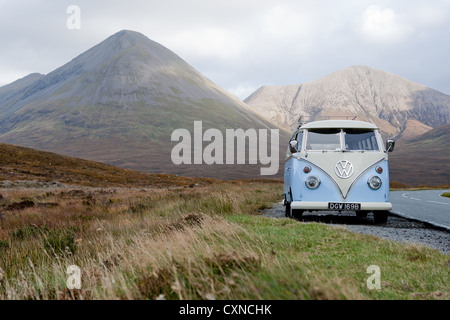 Volkswagen Wohnmobil vor der Cullins auf der Isle Of Skye, Hebriden, Schottland Stockfoto