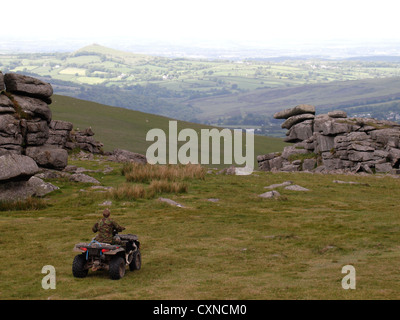 Schäfer, Aufrundung Schafe auf einem Quad-Bike, Dartmoor, Devon, UK Stockfoto