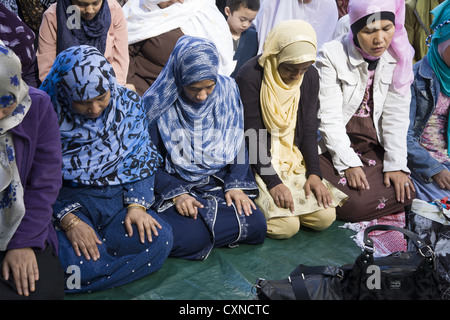 Jährliche Muslim American Day Parade auf der Madison Avenue in New York City. Frauen beten in der Madison Avenue, bevor die Parade beginnt. Stockfoto