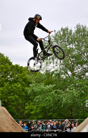 BMX-Fahrer im Red Bull Empire des Schmutz-Wettbewerbs in Alexandria Palace in London Stockfoto