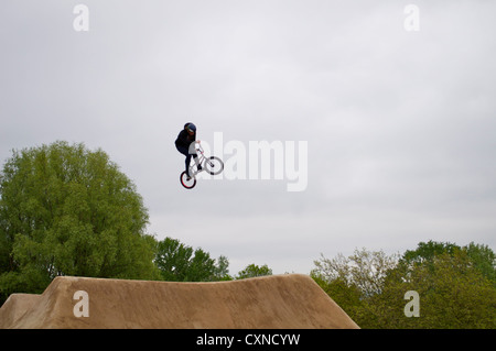 BMX-Fahrer im Red Bull Empire des Schmutz-Wettbewerbs in Alexandria Palace in London Stockfoto