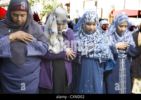 Jährliche Muslim American Day Parade auf der Madison Avenue in New York City. Frauen beten in der Madison Avenue, bevor die Parade beginnt. Stockfoto