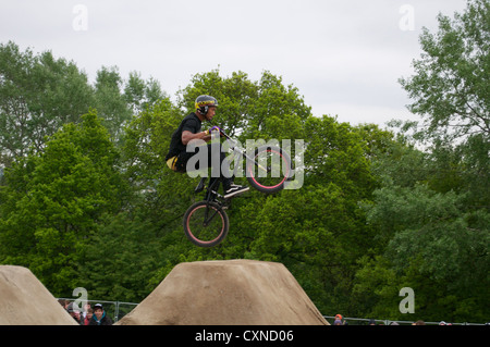 BMX-Fahrer im Red Bull Empire des Schmutz-Wettbewerbs in Alexandria Palace in London Stockfoto