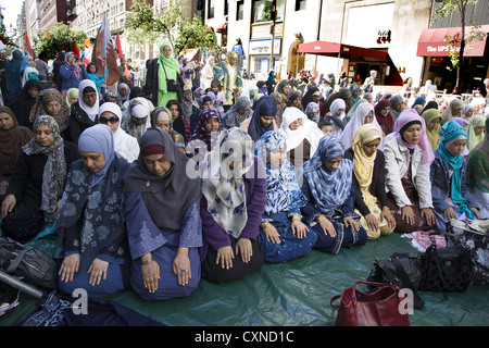 Jährliche Muslim American Day Parade auf der Madison Avenue in New York City. Frauen beten in der Madison Avenue, bevor die Parade beginnt. Stockfoto