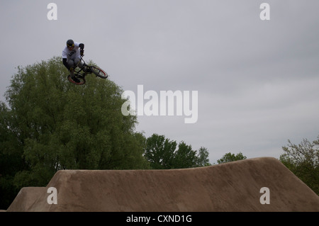 BMX-Fahrer im Red Bull Empire des Schmutz-Wettbewerbs in Alexandria Palace in London Stockfoto