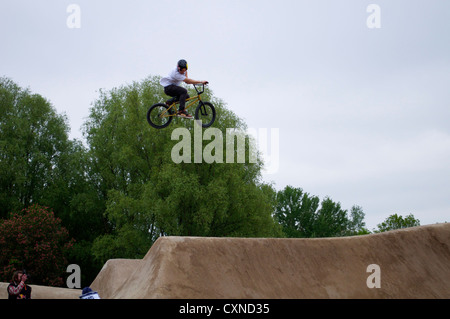 BMX-Fahrer beim Red Bull Imperium von Schmutz Wettbewerb in Alexandria Palace in London Stockfoto