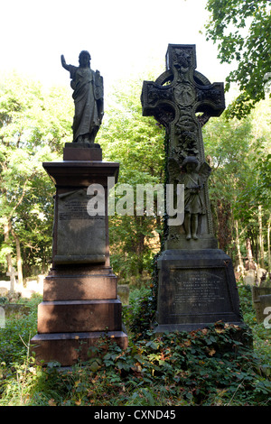 Tower Hamlets Cemetery Park im Londoner East End in der Nähe von Mile End, London, England, UK. Stockfoto