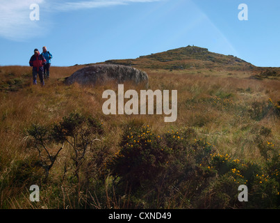 Wanderer auf Bodmin Moor, mit Brown Willy Tor im Hintergrund, höchster Punkt in Cornwall, Großbritannien Stockfoto