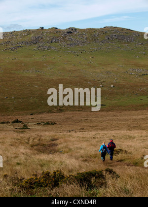 Mann und Frau zu Fuß auf Bodmin Moor, Cornwall, UK Stockfoto