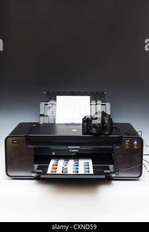 Fotoausrüstung Canon - Tintenstrahldrucker PIXMA Pro1 A3 + gesehen mit Canon EOS 5D Mark III Kamera Stockfoto