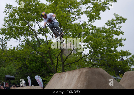 BMX-Fahrer beim Red Bull Imperium von Schmutz Wettbewerb in Alexandria Palace in London Stockfoto