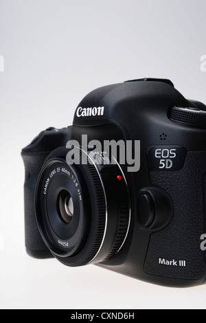 Fotoausrüstung Canon - EOS 5D MkIII Kamera - mit 40mm f/2.8 "Pfannkuchen" Objektiv Stockfoto