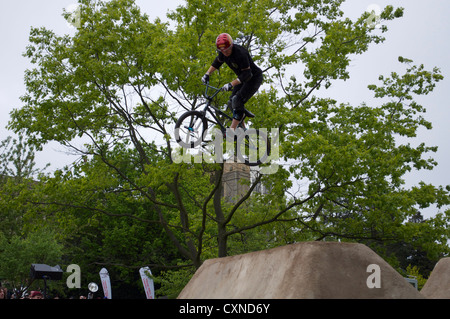 BMX-Fahrer beim Red Bull Imperium von Schmutz Wettbewerb in Alexandria Palace in London Stockfoto