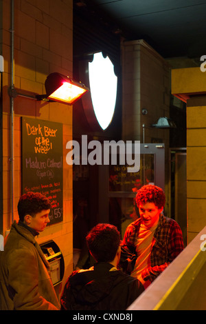 Edinburgh nach Einbruch der Dunkelheit - Brewdog Pub auf der Cowgate. Vor dem Pub im Raucherbereich. Stockfoto