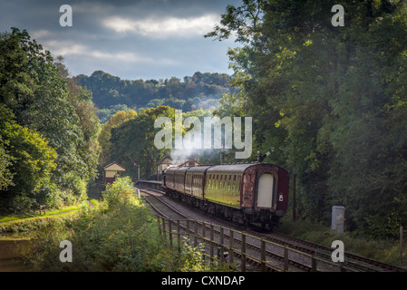 Consall-Station an der Churnet Valley Railway mit einem Dampfzug, vorbei an den Caldon Kanal in Staffordshire. Stockfoto