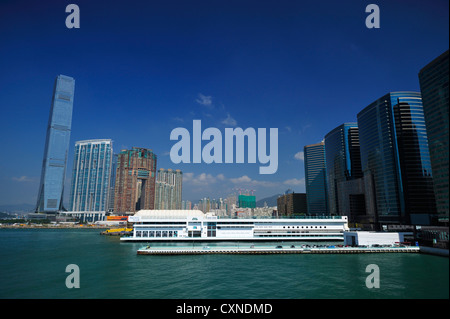 Victoria Harbour und Ritz Carlton Hotel, Hongkong SAR Stockfoto