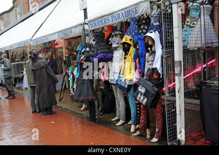 Kleidung auf Anzeigen Gestellen außerhalb Schnüffler Paradies in North Laine Fläche von Brighton UK Stockfoto