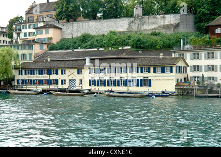 Gebäude am Ufer des Flusses Limmat in Zürich. Dies war ein großes Gebäude, das einen Club, ein Shop und ein Restaurant enthalten. Stockfoto