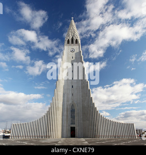 Die Hallgrimskirkja Kathedrale in Reykjavik, Island gegen einen schönen Frühling bewölktem Himmel gesetzt Stockfoto