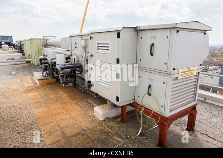 alte, industrielle Klimaanlage auf dem Dach Aufbau Stockfoto