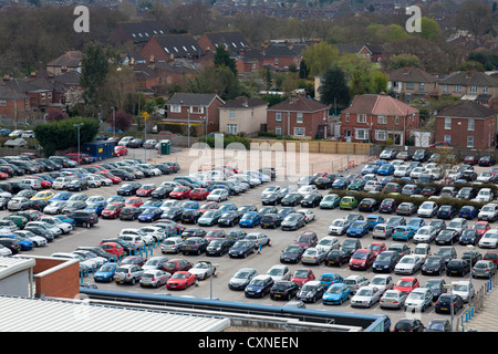 hohen Blick auf belebten vollen Arbeitsplatz Parkplatz Stockfoto
