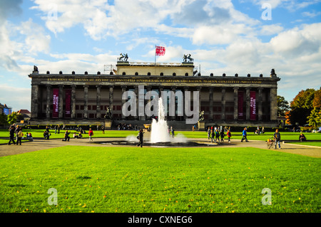 Das alte Museum (Deutsch für alte Museum) ist eine von mehreren international renommierten Museen auf der Museumsinsel in Berlin, Deutschland. Stockfoto