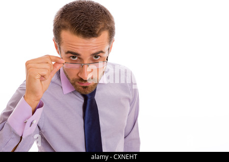 Ernsthaften Geschäftsmann auf die Kamera über Brillen auf weißem Hintergrund. Stockfoto
