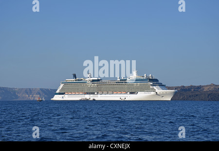 Celebrity "Equinox" Kreuzfahrtschiff vor Anker aus Firá, Santorini, Cyclades, Süd Ägäis, Griechenland Stockfoto