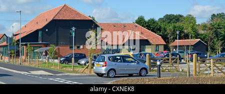 Parkplatz neu Zweckbau NHS Ärzte GP Chirurgie und Health Centre Klinik bedient Dörfer mit Dispensary & Mutter & Baby Klinik Essex England UK Stockfoto