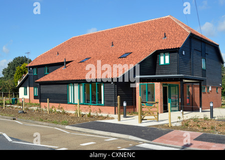 NHS Ärzte GP Chirurgie Gesundheitszentrum mit Apotheke Apotheke Apotheke und Parkplatz neuer Zweckbau Räumlichkeiten bedienen eine hauptsächlich ländliche Gemeinde Essex England UK Stockfoto