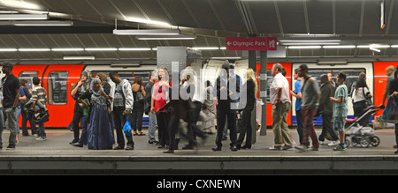 Stratford Bahnhof Pendler warten auf Greater Anglia Metro Train Central Line Zug am benachbarten Bahnsteig Newham London England Großbritannien Stockfoto