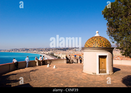 Europa Frankreich Nizza, oben auf dem Burgberg steht die Tour Bellanda. Aus der Sicht hat einen wunderbaren Blick über die Baie des ein Stockfoto