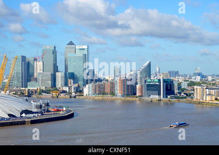 River Thames Greenwich Peninsula (links) und Canary Wharf Skyline auf der Isle of Dogs Stockfoto