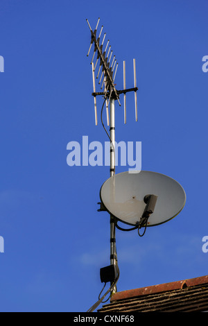 Satellitenschüssel tv arial Stockfoto