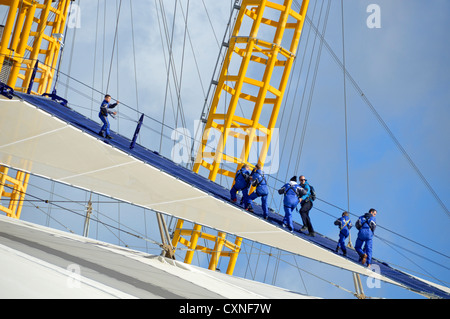 Bis auf die O2 Personen ausgestattet mit blauen Overall & gehen auf Dach des Millennium Domes, manchmal auch als der Skywalk Stockfoto