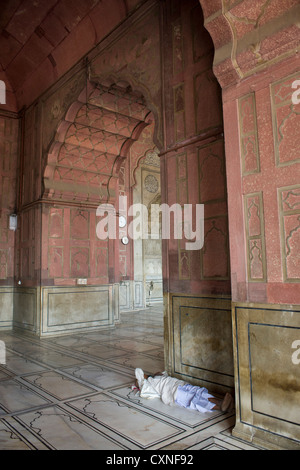 Mann schläft in der Jama Masjid Moschee, Alt-Delhi, Indien Stockfoto