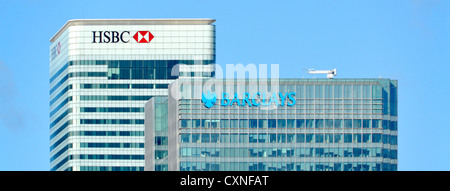 HSBC und Barclays Bank Büro auf dem Dach Zeichen auf Wolkenkratzer in Canary Wharf Stockfoto