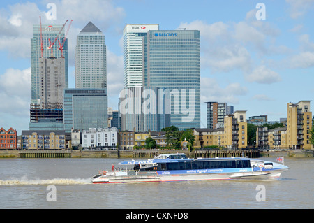 Neue kmpg Sponsoring Werbung auf Thames Clipper Riverboat vorbei an der Canary Wharf Skyline von der Themse Stockfoto