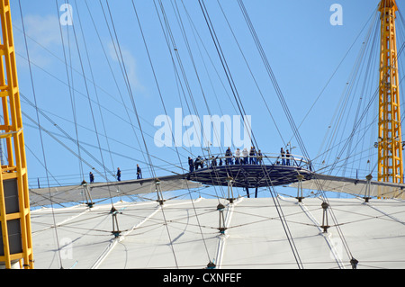 Bis auf die O2, Menschen auf der Aussichtsplattform auf dem Dach auf der Millennium Dome, auch bekannt als der Skywalk Stockfoto